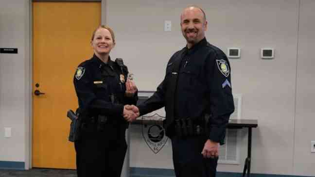 Detective arrested after pointing gun at police officer for microwaving fish at work