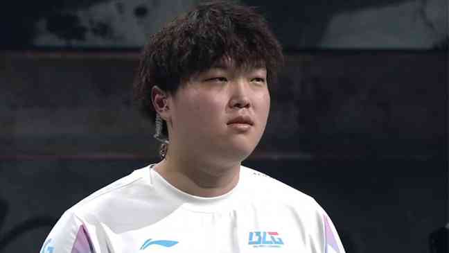 League of Legends pro Bin fined K for not giving fans high-fives after match