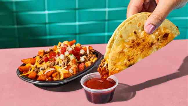 Couple married for 60 years renew wedding vows in Taco Bell and gets free lunch for life